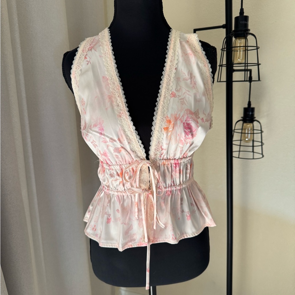 WAYF Pink Floral Lace Trim Satin Peplum Top – Size XS (NWT)
